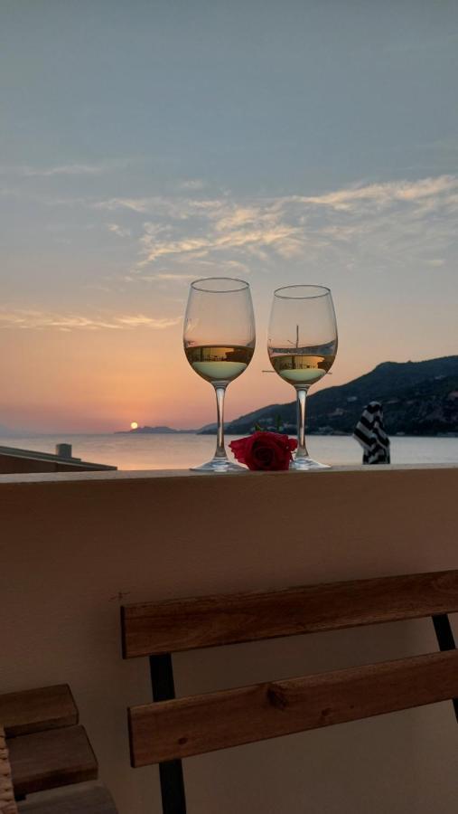 Onar Beachfront Residence, Loutraki Eksteriør bilde